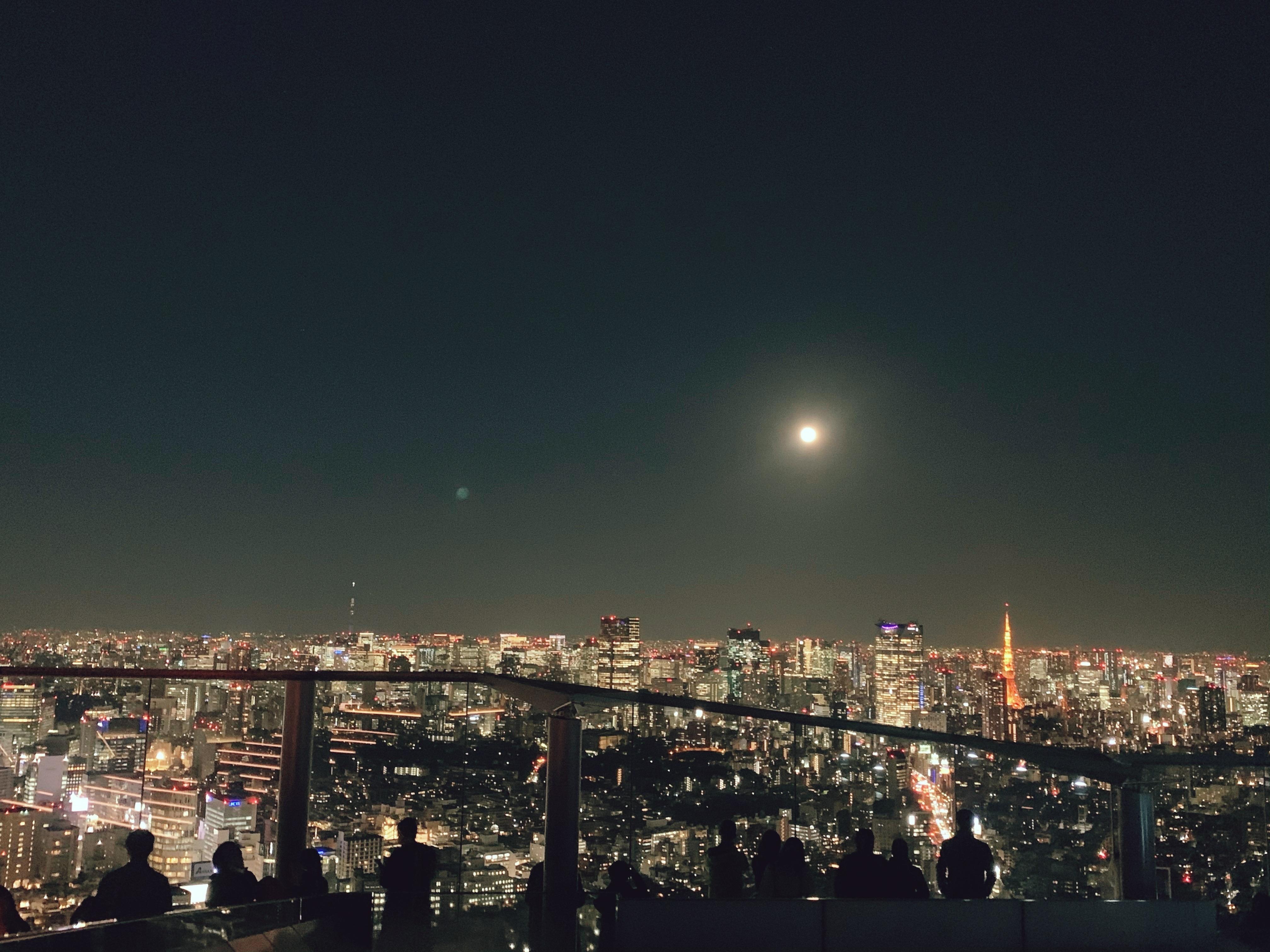 東京鐵塔雨晴空塔，與美麗的月圓同框。