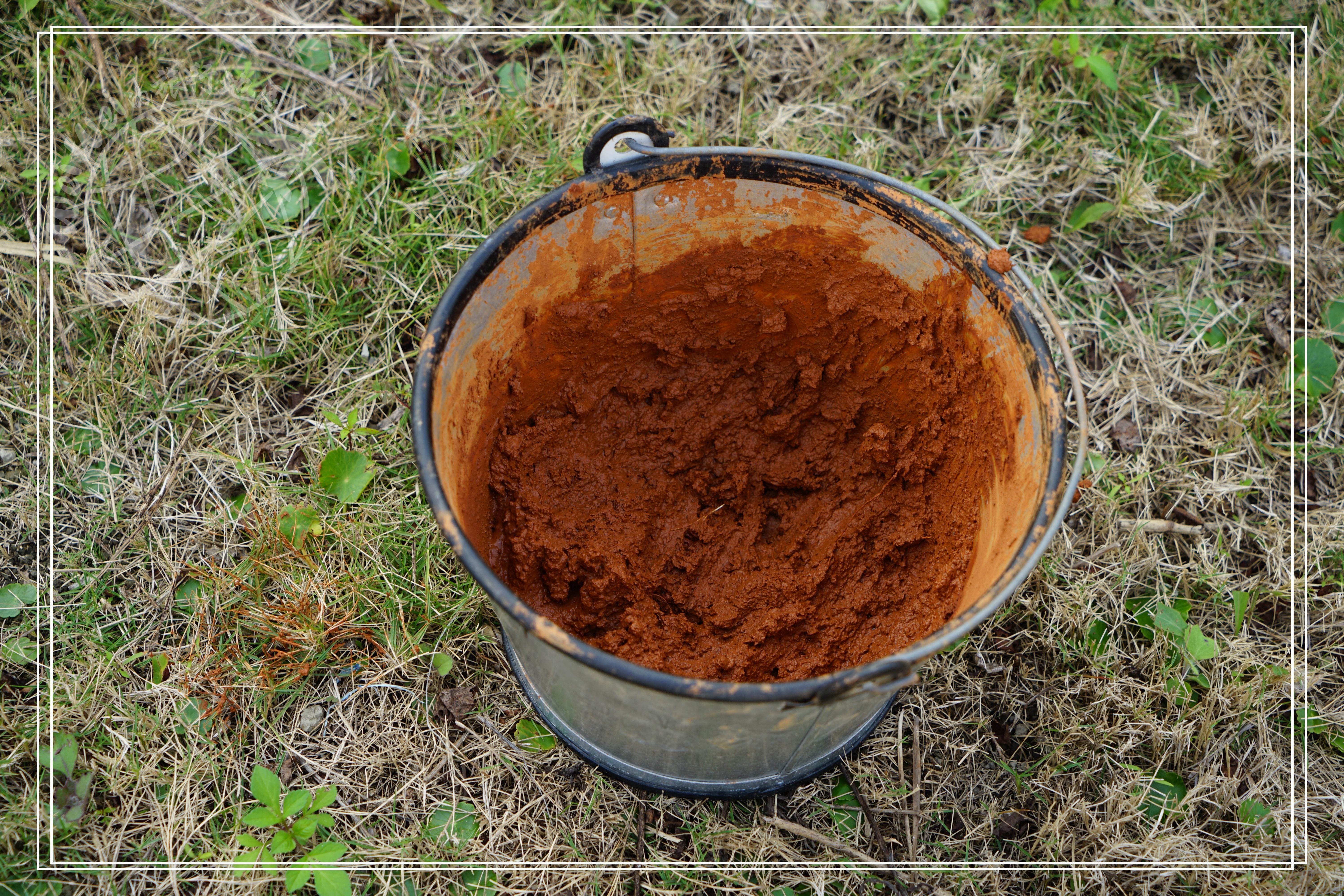 ▲這鍋是專門包雞蛋用的紅土，材質很黏密，摸起來很紮實，很有在玩泥巴的感覺