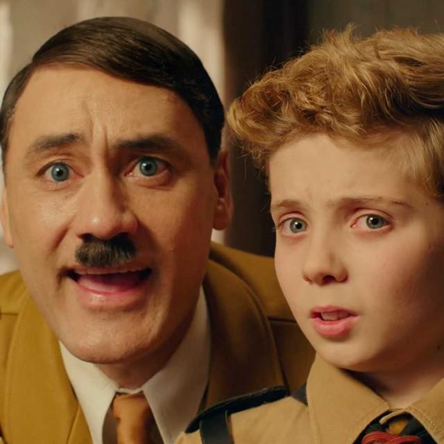導演親自飾演小男主角JoJo的假想朋友希特勒。(圖片來源：Google)