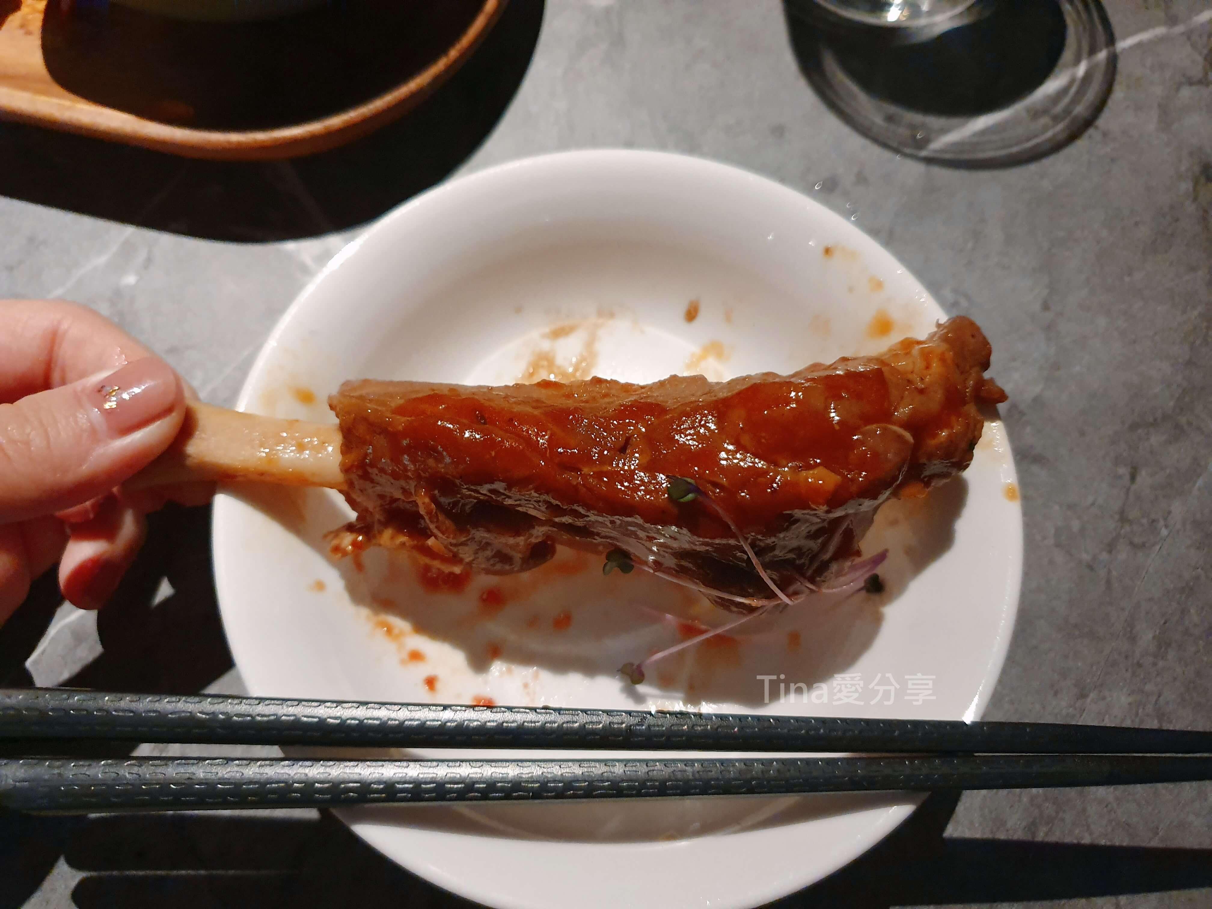 放筷子在豬棒腿旁邊,就能看出來,棒腿大小驚人!!