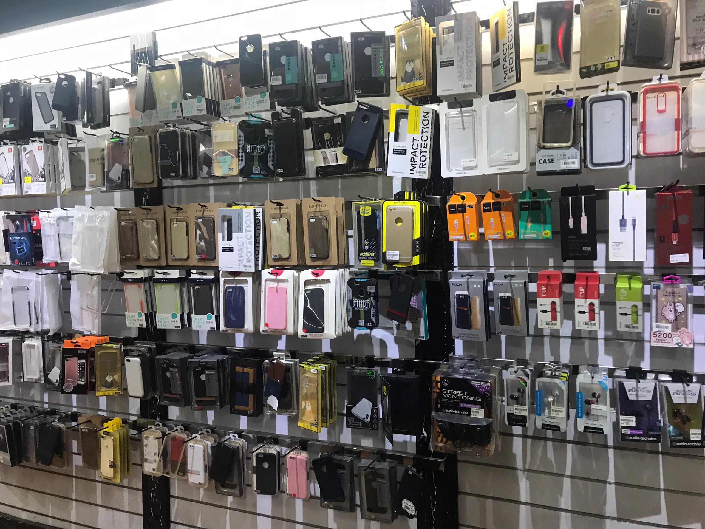 ▲牆上滿滿的手機殼跟其他手機相關產品