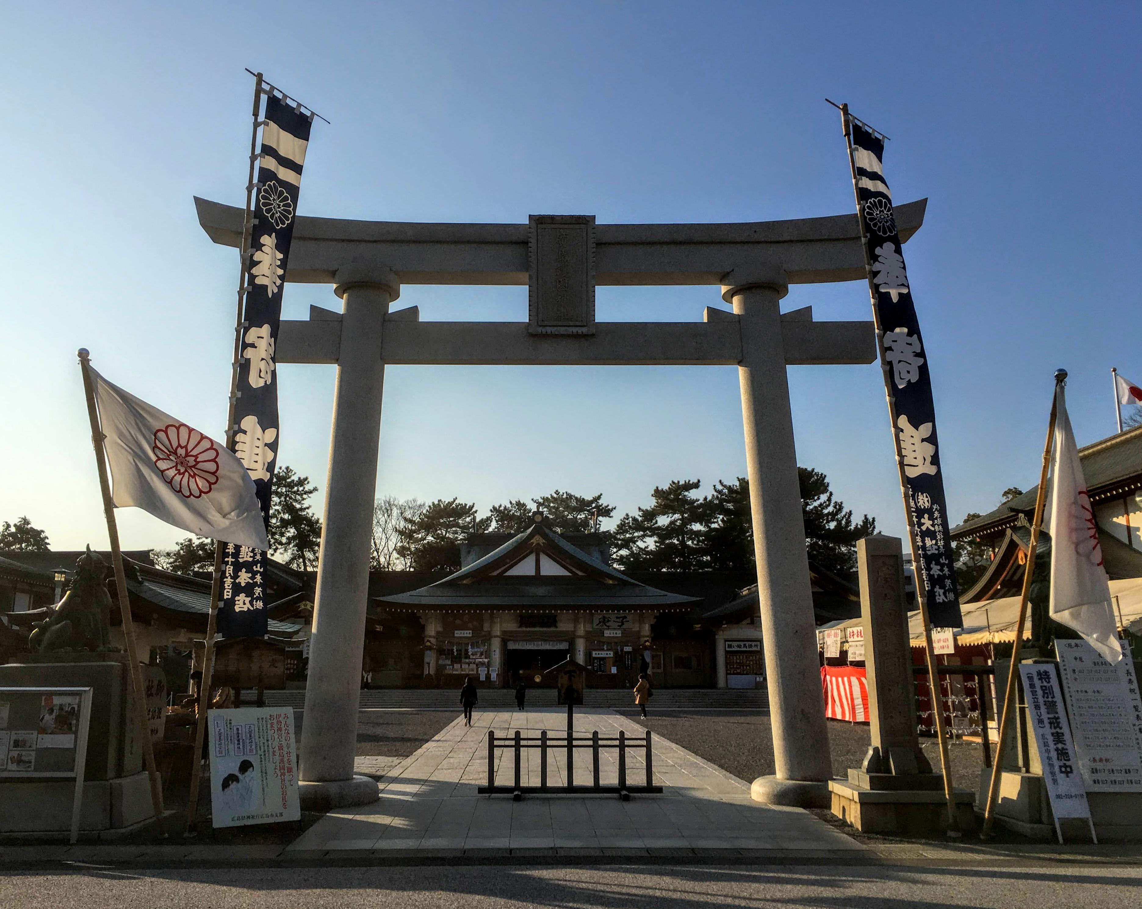 廣島護國神社的純白大鳥居呈現出平靜祥和的氛圍。