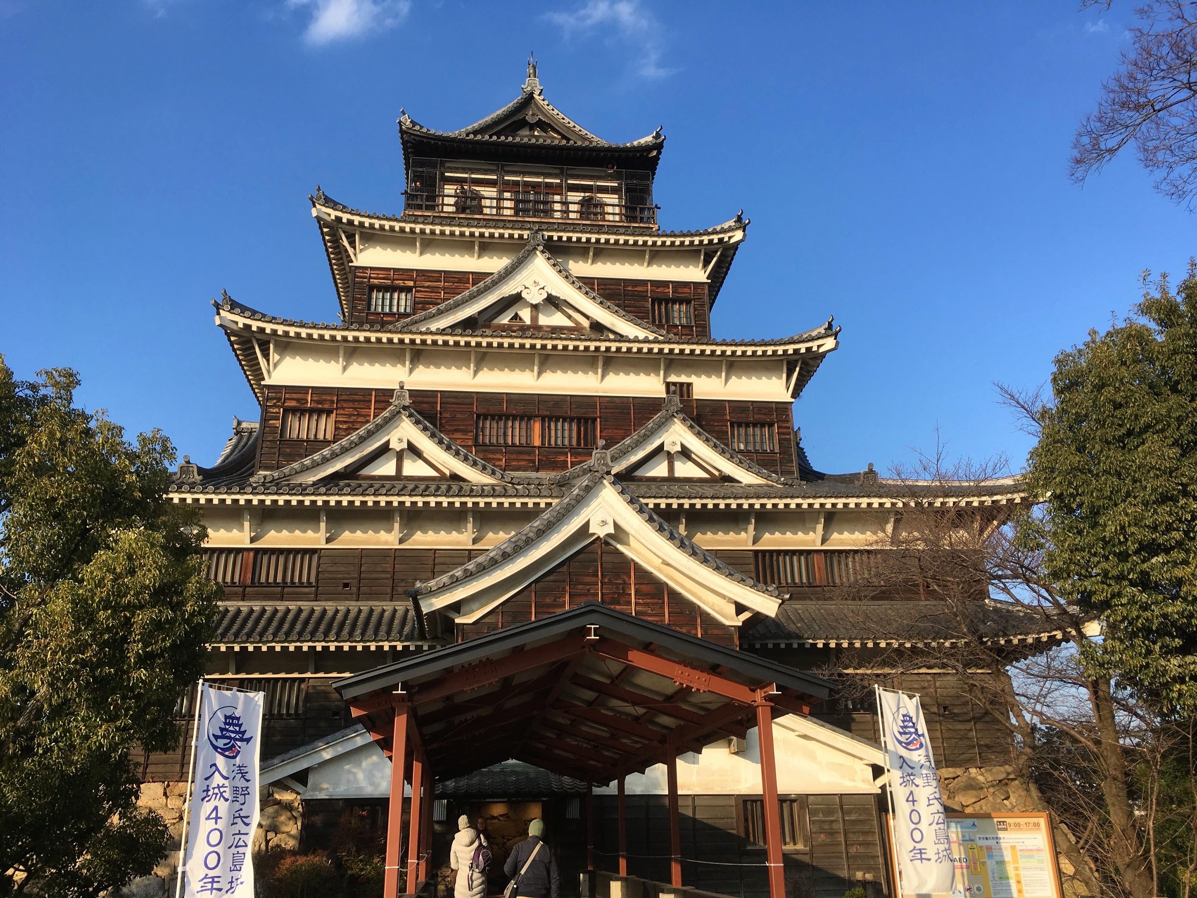 廣島城的外觀不同於多數日本城堡為白色，而是呈現黑色的外型。大家有覺得像鯉魚嗎？