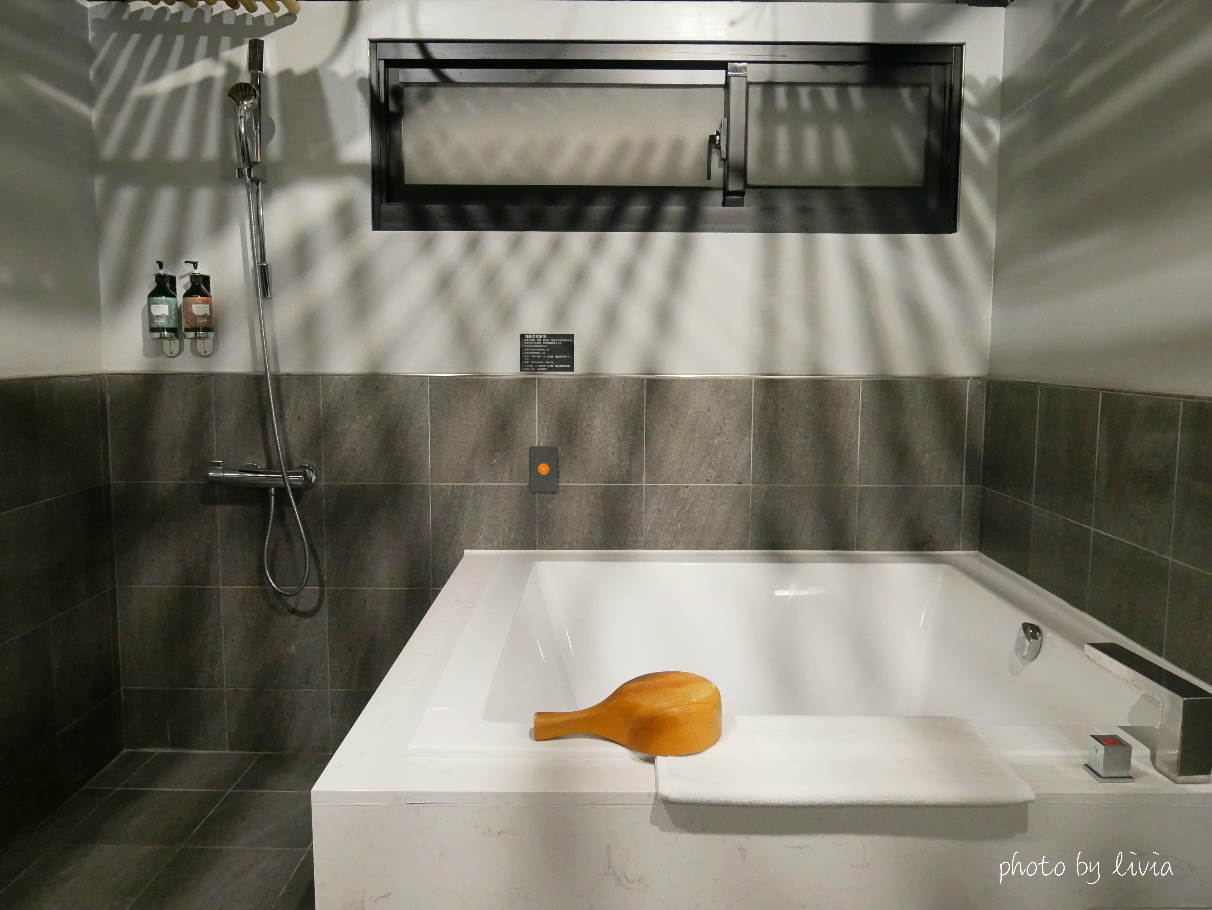 現代風湯屋，浴缸可以容納大人兩位沒有問題。