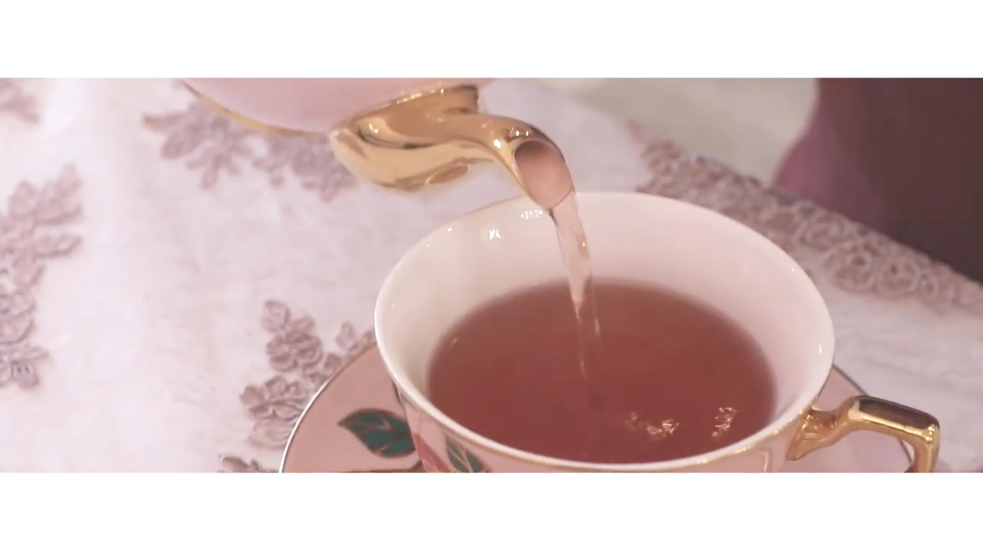 粉紅色茶壺裝的玫瑰花茶/ 圖：Serena H.