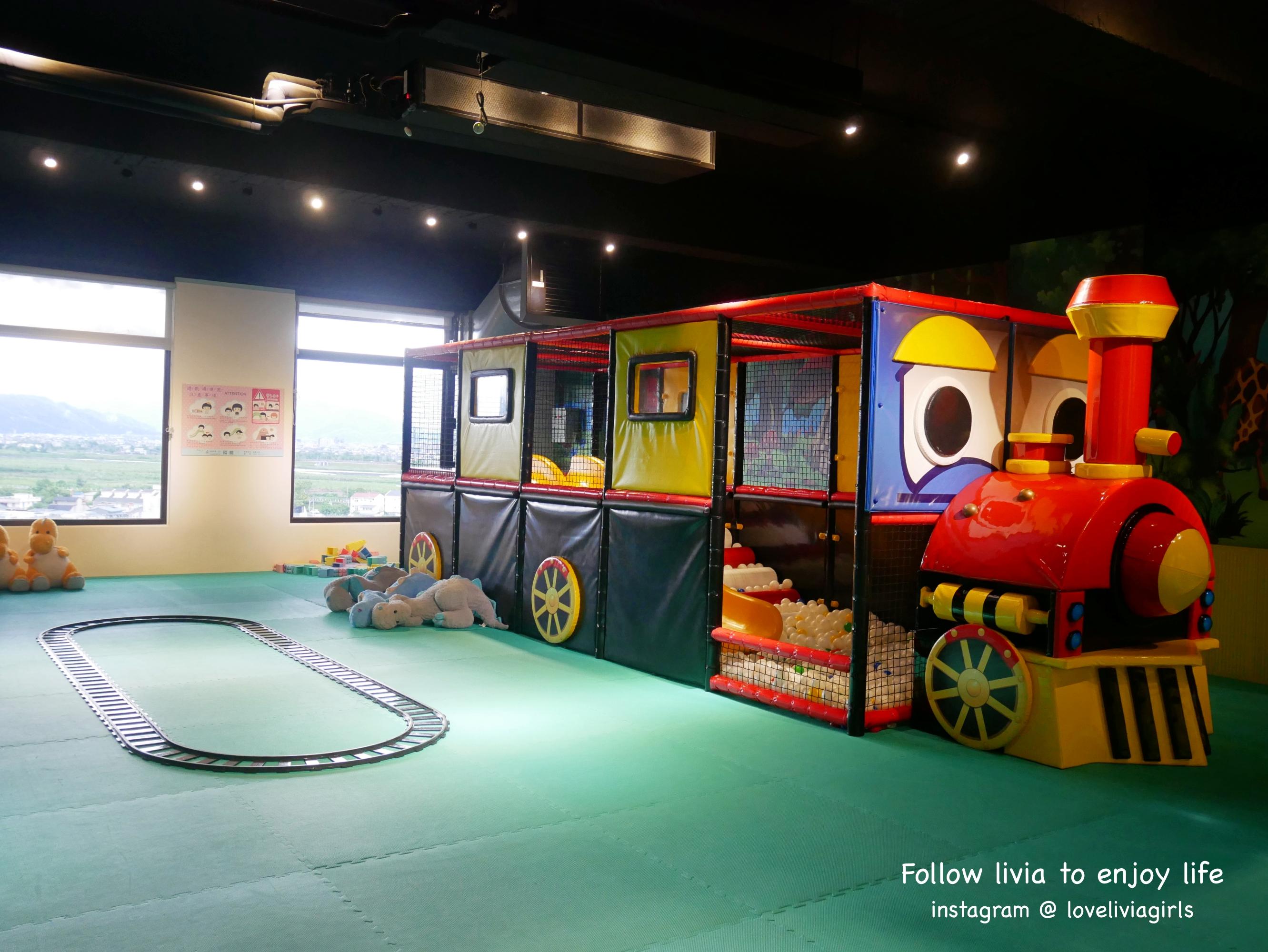 親子遊戲室，有提供小小孩和大小孩的玩具。