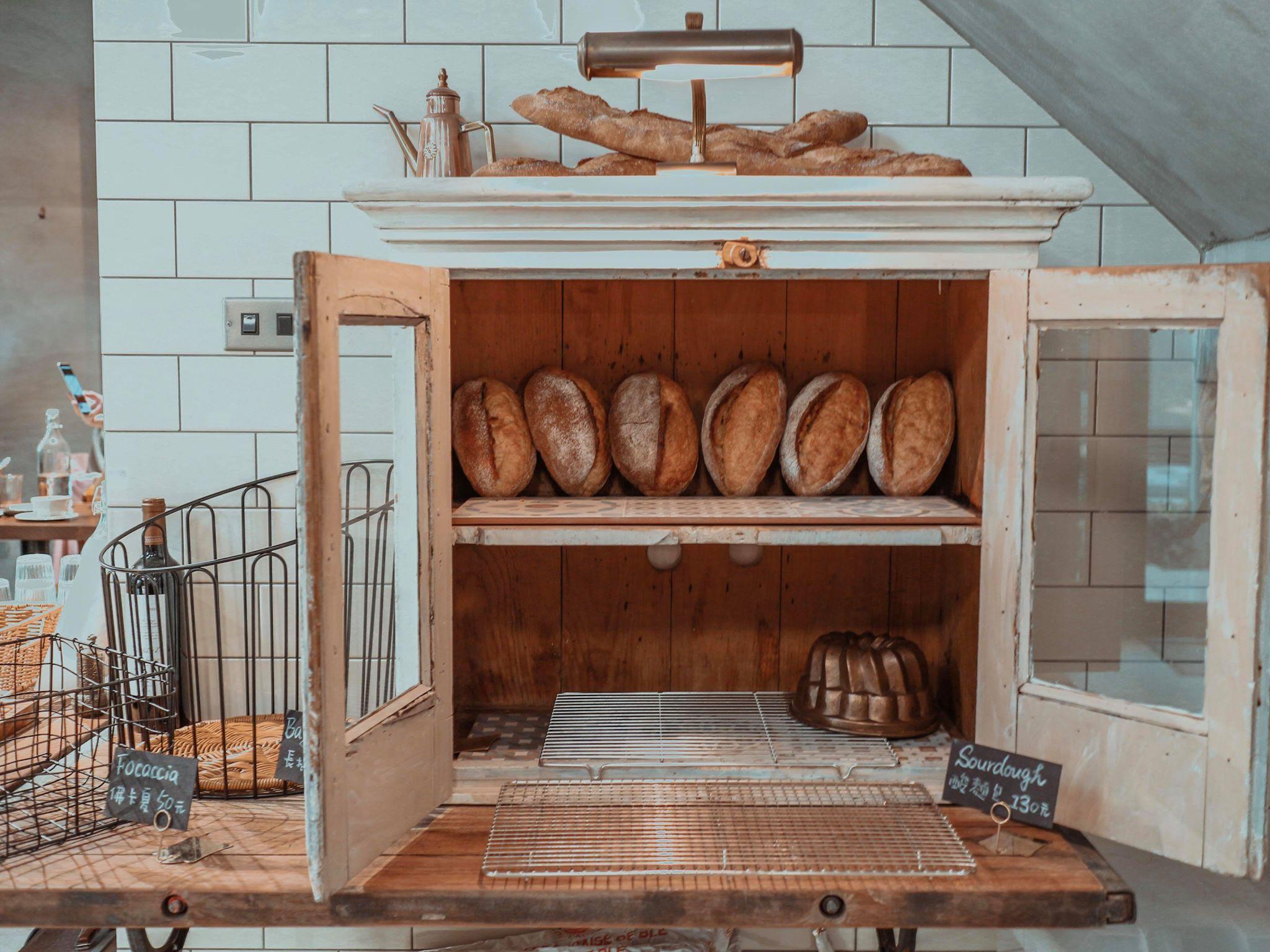 歐式風格麵包櫥，因疫情不能出國的這段期間，能幻想自己置身在歐洲XD