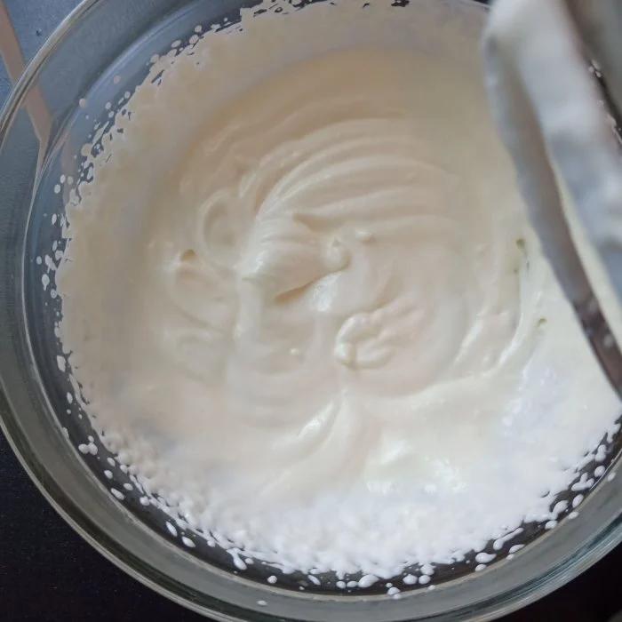 冷藏可以防止奶油太熱 能確保奶蓋能放在冰沙上