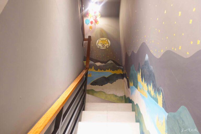 往二樓的樓梯，也太漂亮了吧～ 好像通往什麼秘境的隧道