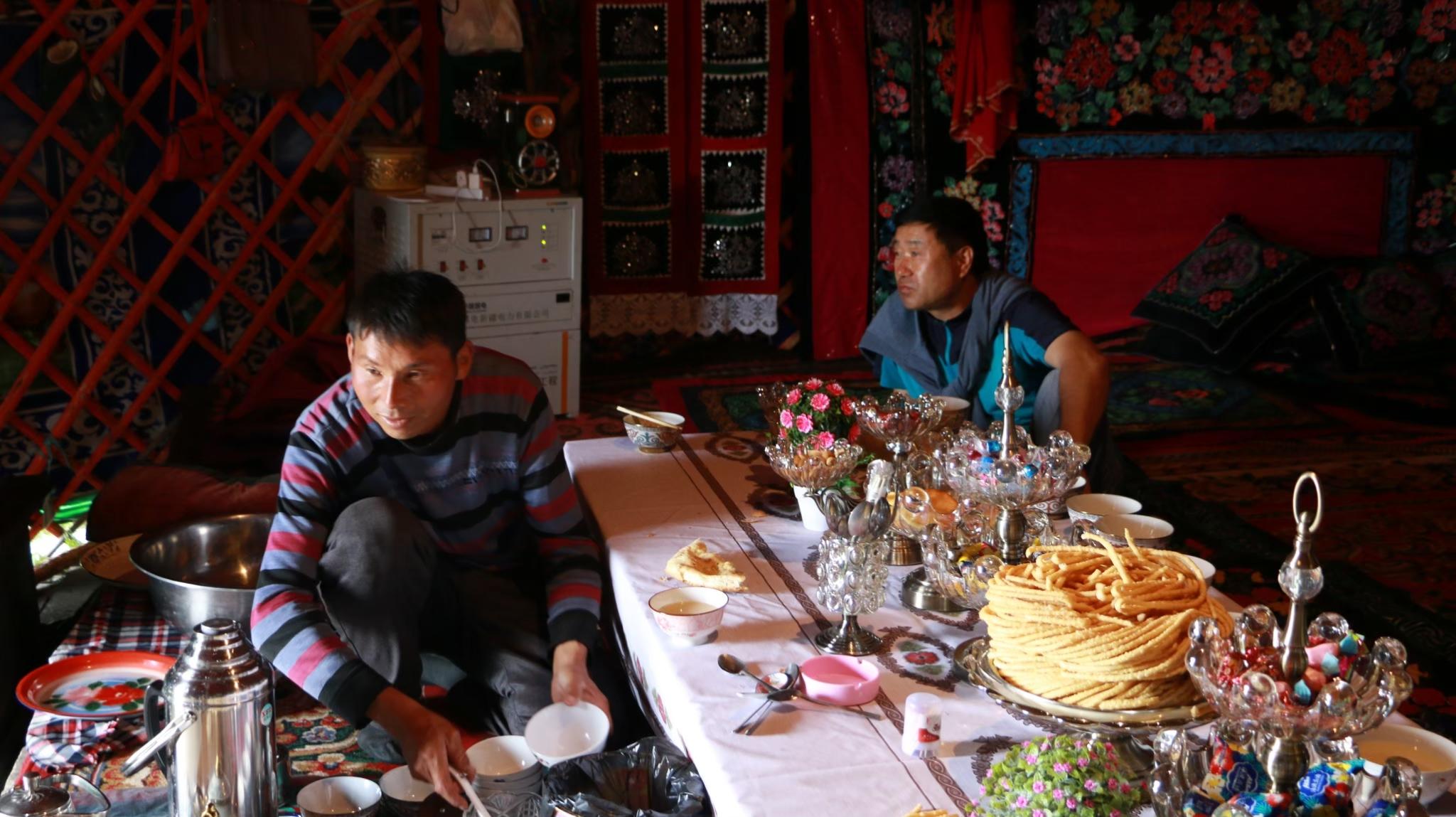 剛好去的時候遇上了新疆的肉孜節，就是他們的新年慶祝春天的到來，我們被邀請進去大吃大喝一頓，現榨的麻花真的超級好吃。