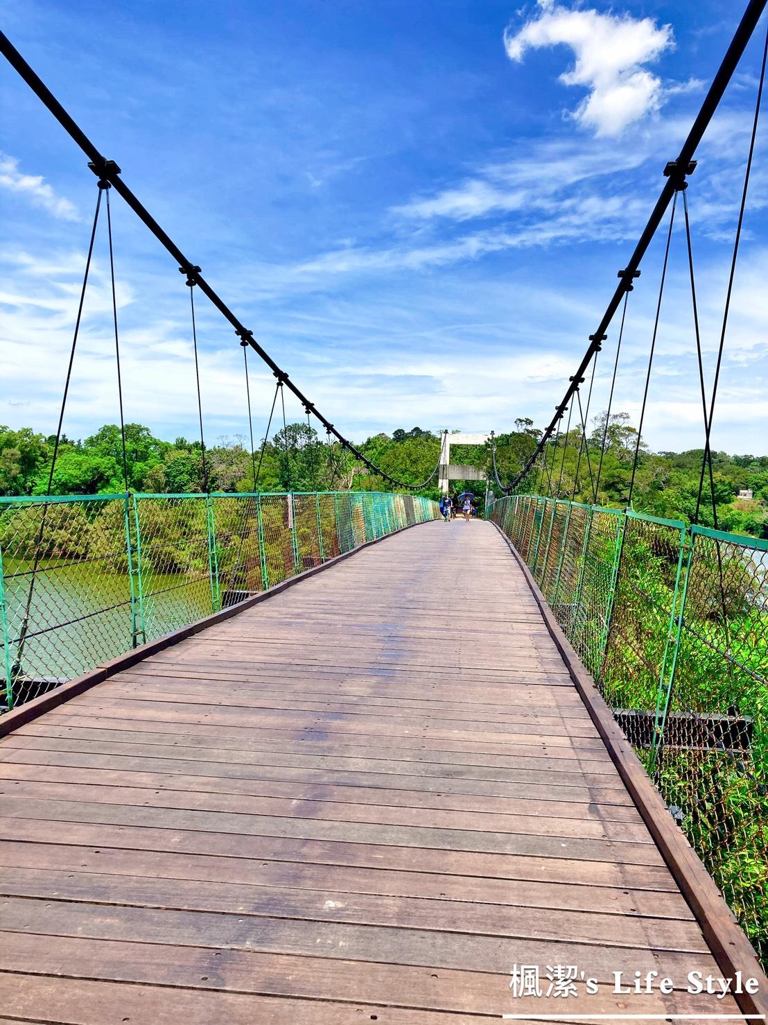 →進入日新島前會先經過這座美麗的吊橋，吊橋兩旁包圍著樹及美麗的湖水，天氣晴朗時，真的是絕美的取景之地~