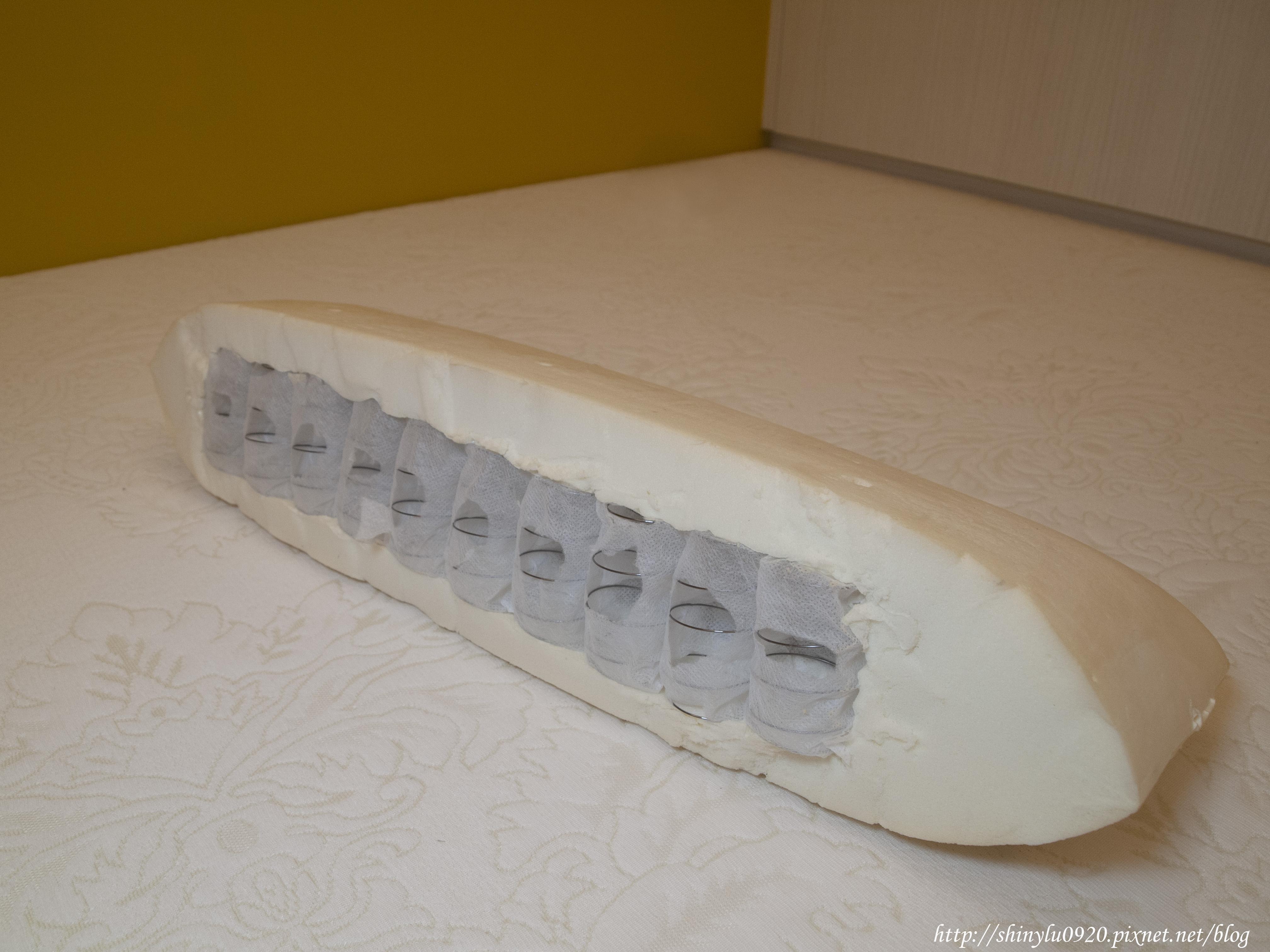 羽鄉寢具的獨立筒乳膠枕，是用一體成形的乳膠將獨立筒包覆起來，如此耗工繁鎖及專業技術，羽鄉寢具可是有申請專利的哦 
