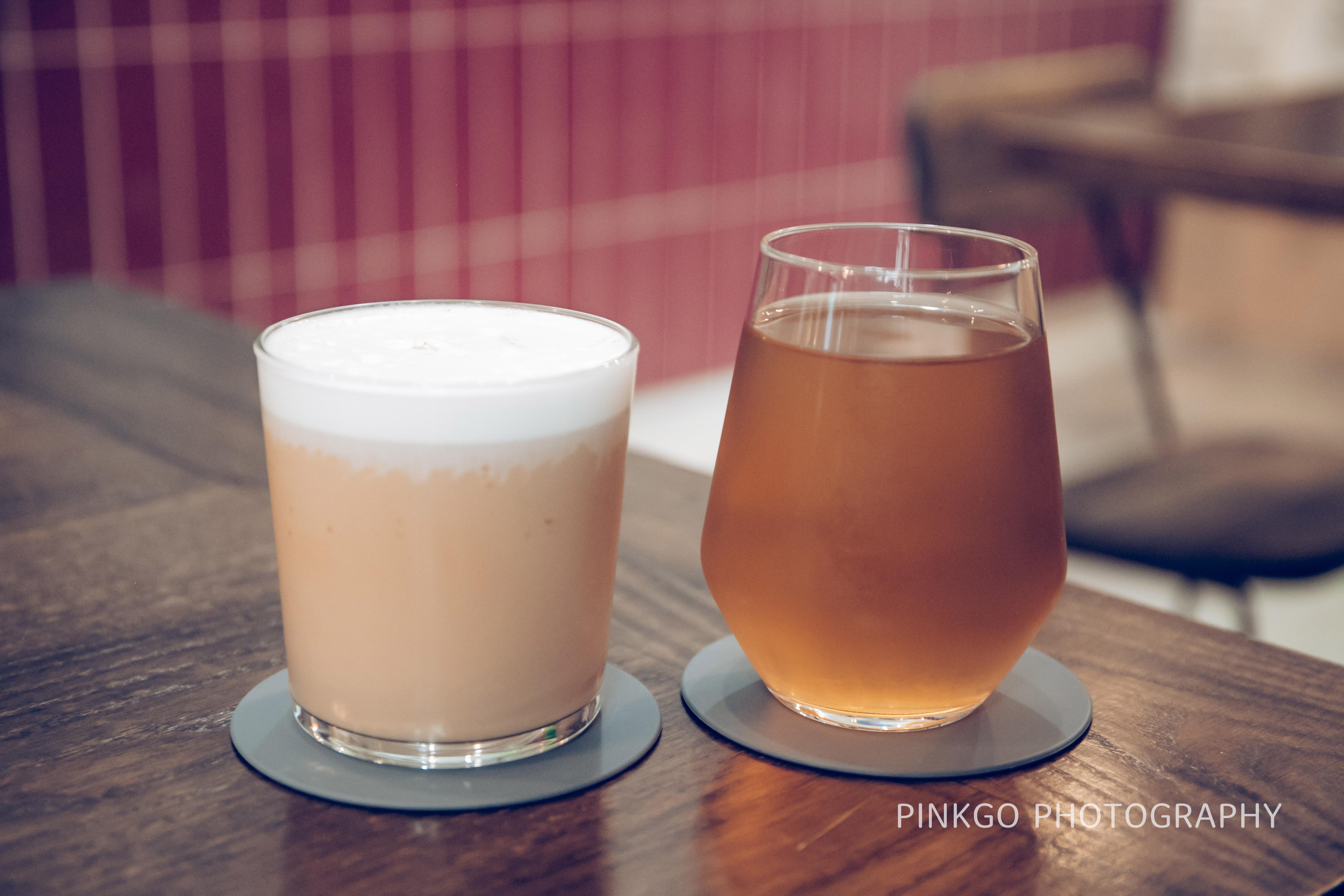 (左)阿薩姆鮮奶茶 冰 (右)借來拍照的茶(疑似薄荷茶)