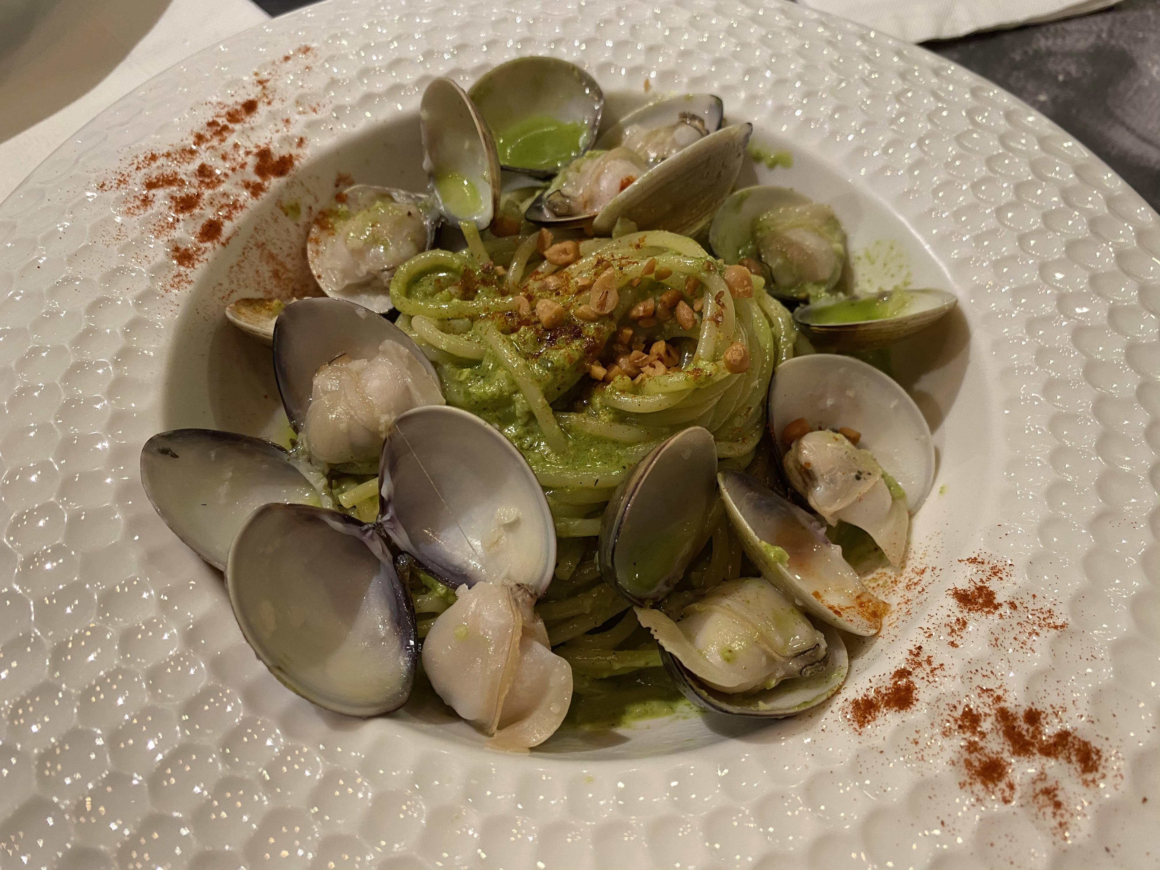 蘿勒青醬蛤蜊義大利麵，是義大利麵經典的醬汁之一，也是味道最香濃的料理方式，適合喜歡蘿勒或九層塔香味的人。