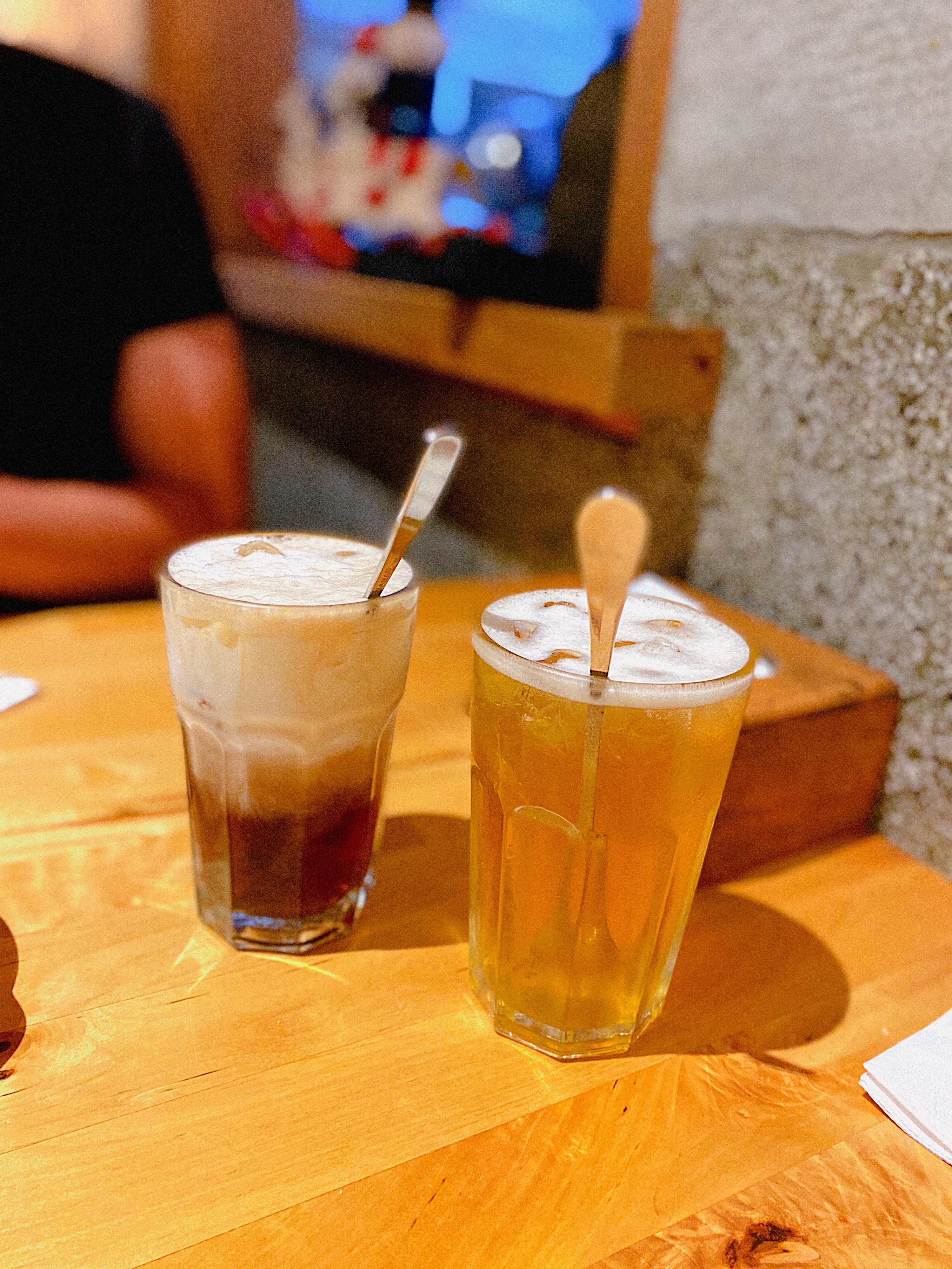 左：龍眼蜜鮮奶茶，右：龍眼蜜綠茶