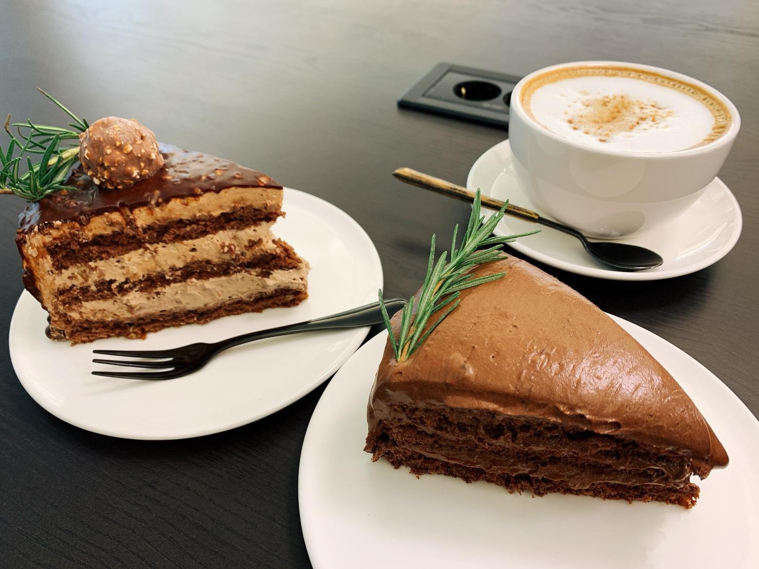 페레로로쉐 金沙巧克力蛋糕(左)、마틸다濃郁巧克力蛋糕(右)