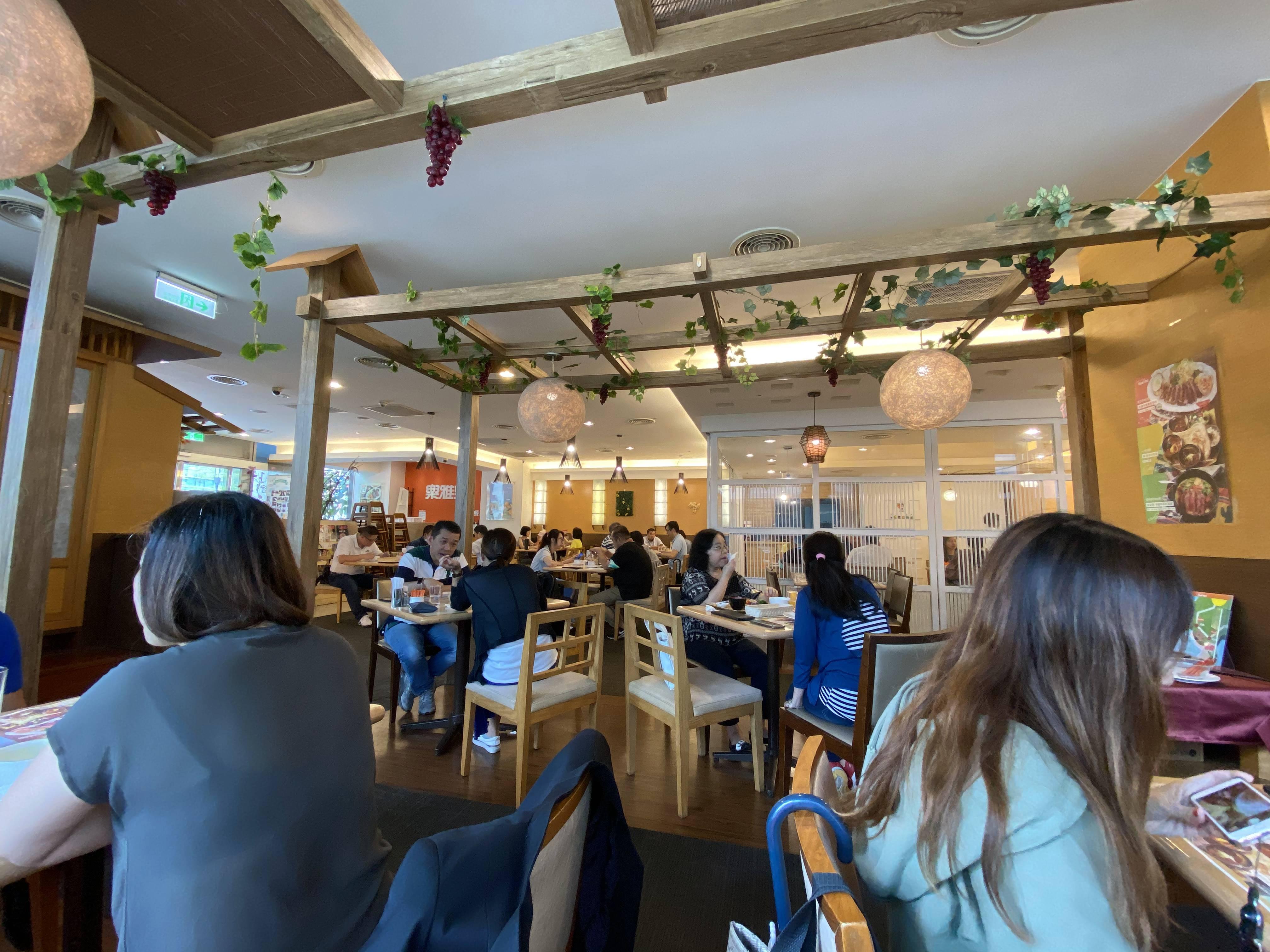 Royal Host 樂雅樂家庭餐廳 - 亞太店(內湖)，午餐時段幾乎都會客滿