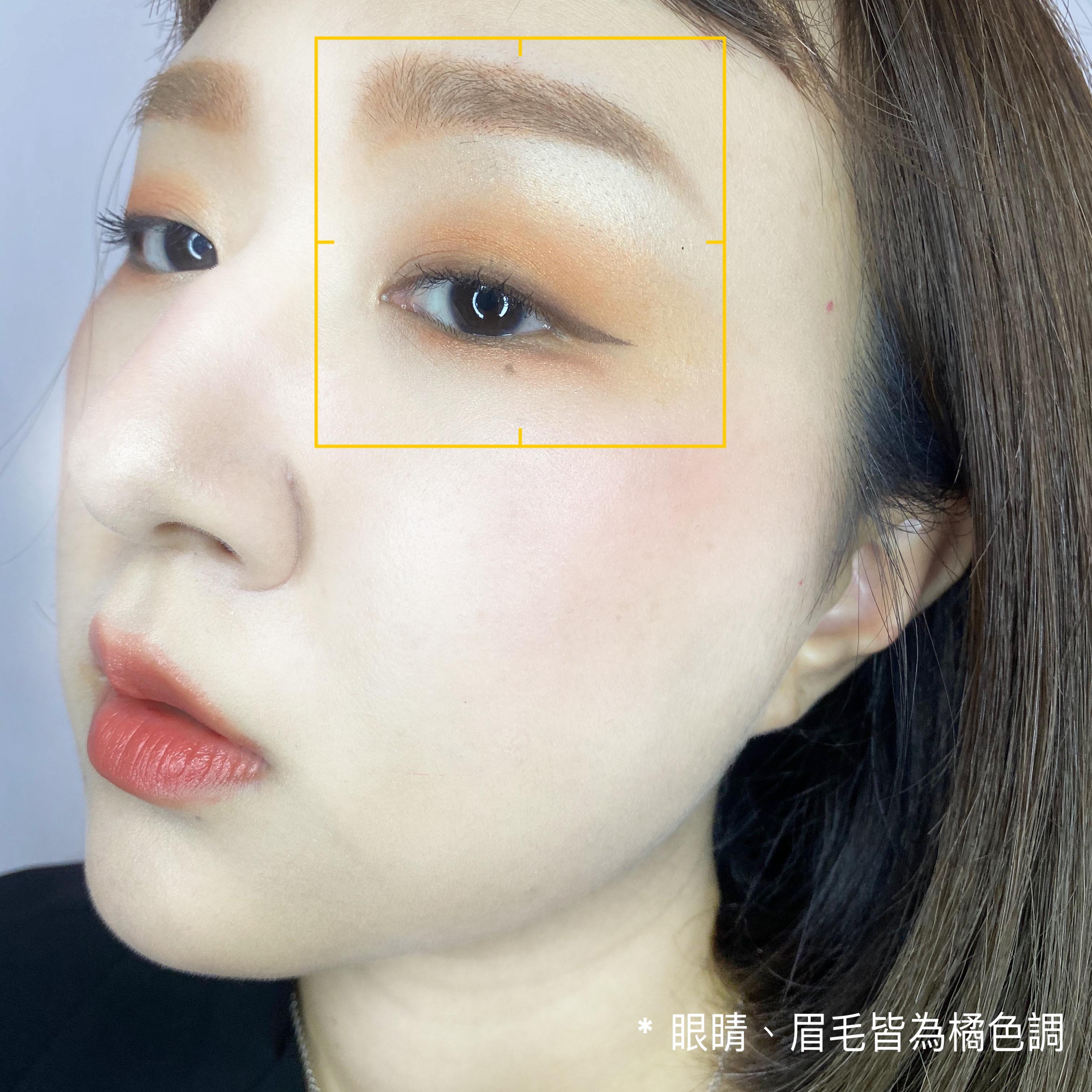 只要在眉毛的眉弓線及眉頭加上一點棕橘色的眼影, 就可以輕鬆打造這樣的眉毛