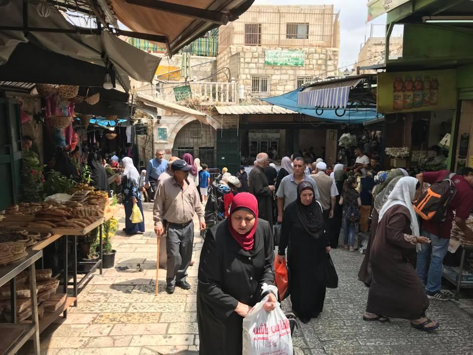 從我住的新城區走到大馬士革門進入舊城區，途徑市場，前往哭牆的路上。