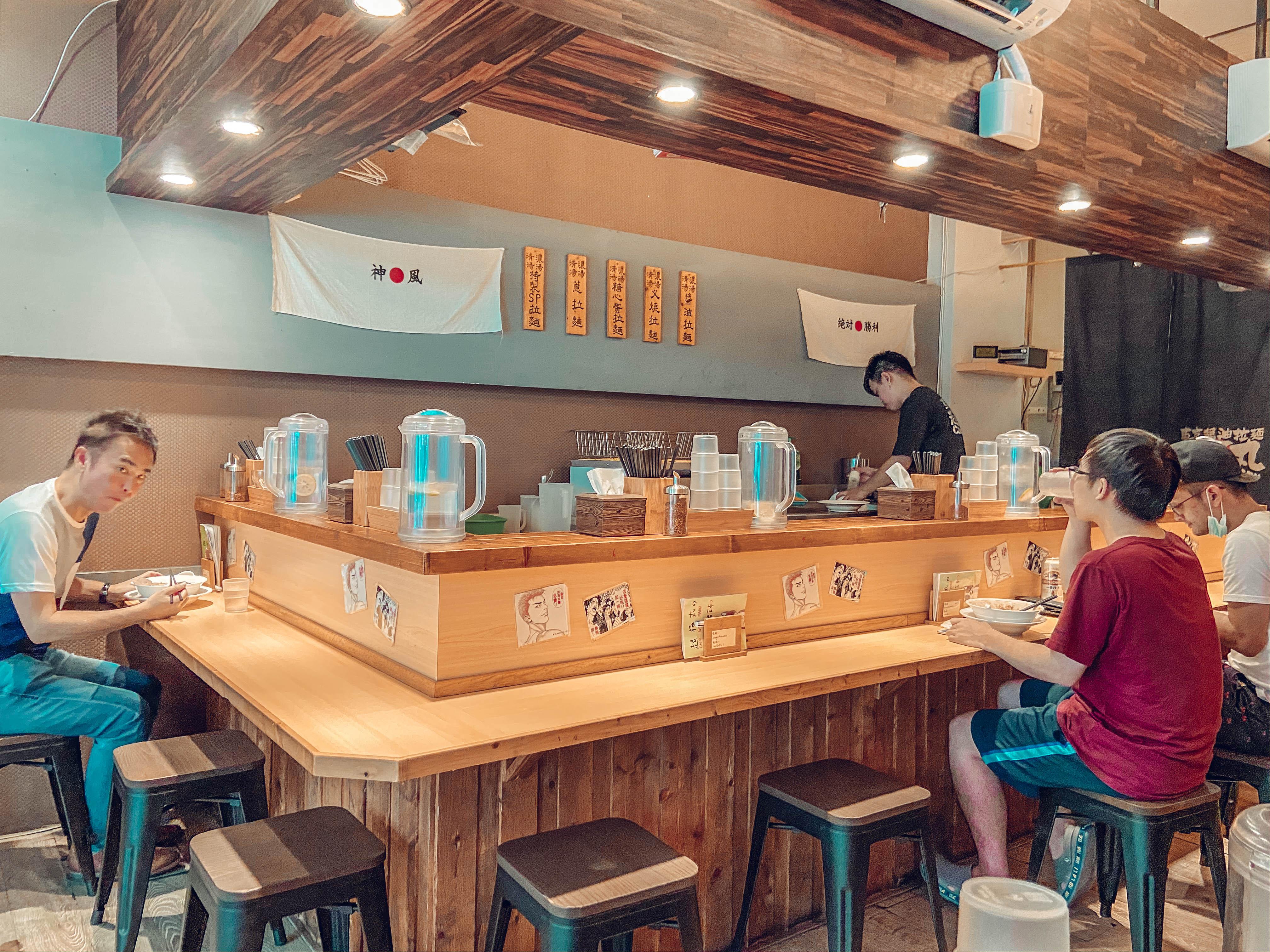 今天路過去吃了一間很特別的拉麵店『東京醬油拉麵超極丸』在SOGO附近的小巷子裡～一進門，左手邊會有一台在日本很常見的自動點餐機～點完餐、付完錢後，將單子交給店員，就可以自己找位子坐了～