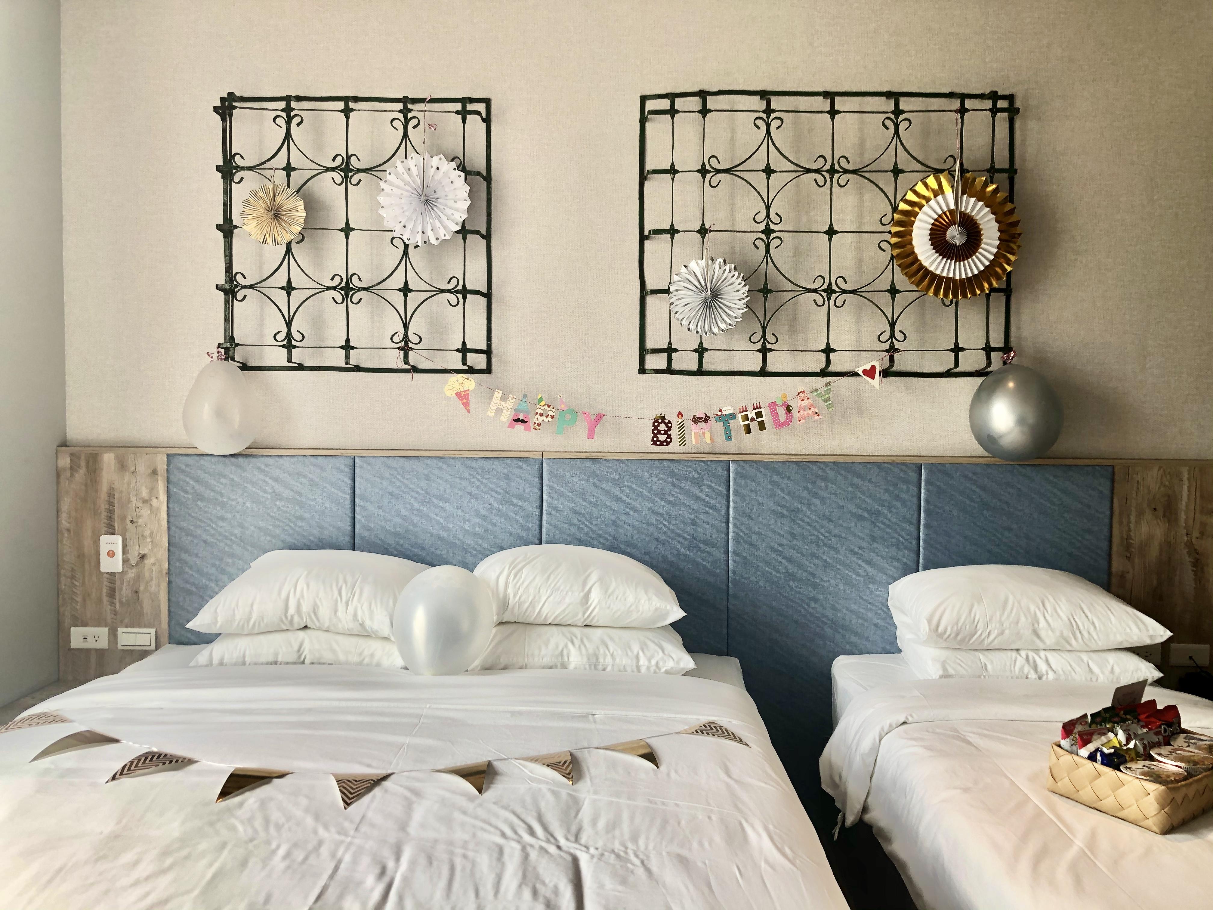 每間房間的床頭上方都會有台灣古早的鐵窗花裝置，別緻的與房間的裝潢融合