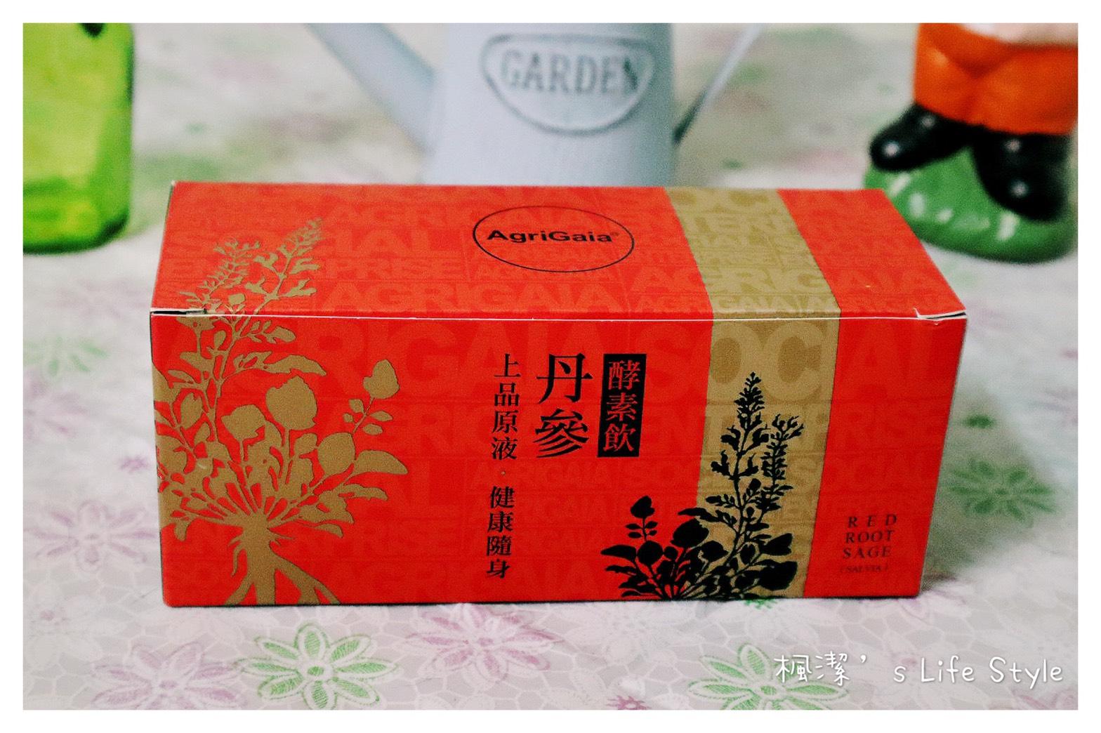 丹參酵素飲的外包裝設計是漂亮有質感的大紅色，上面的字體設計及圖案設計給人滿滿的漢方風格~