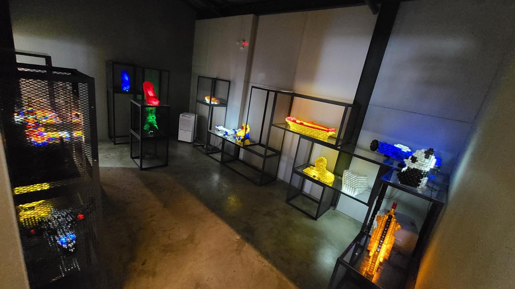 積木博物館內還有一區是「亮亮積木區」，暗暗的空間內，只有積木閃爍發光。