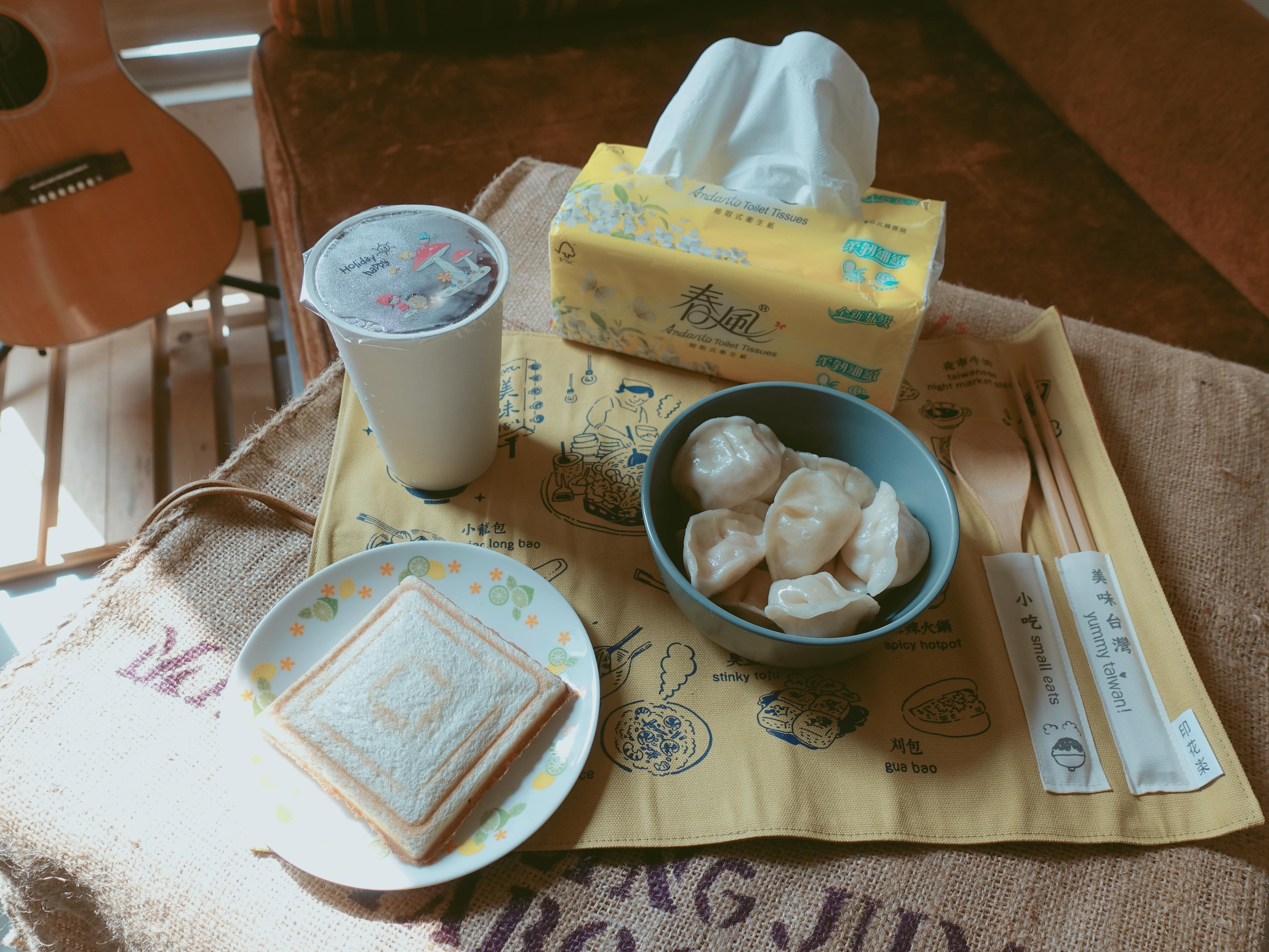 春風好好生活節限量包的印花樂美味台灣餐墊與餐具。