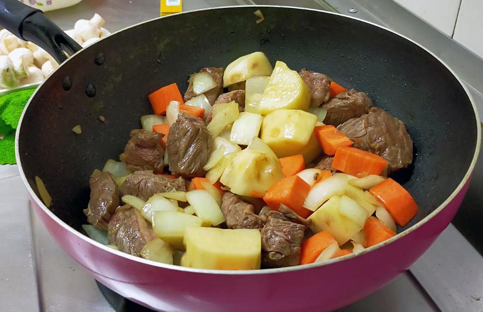 煎香牛肉、洋蔥、馬鈴薯、紅蘿蔔