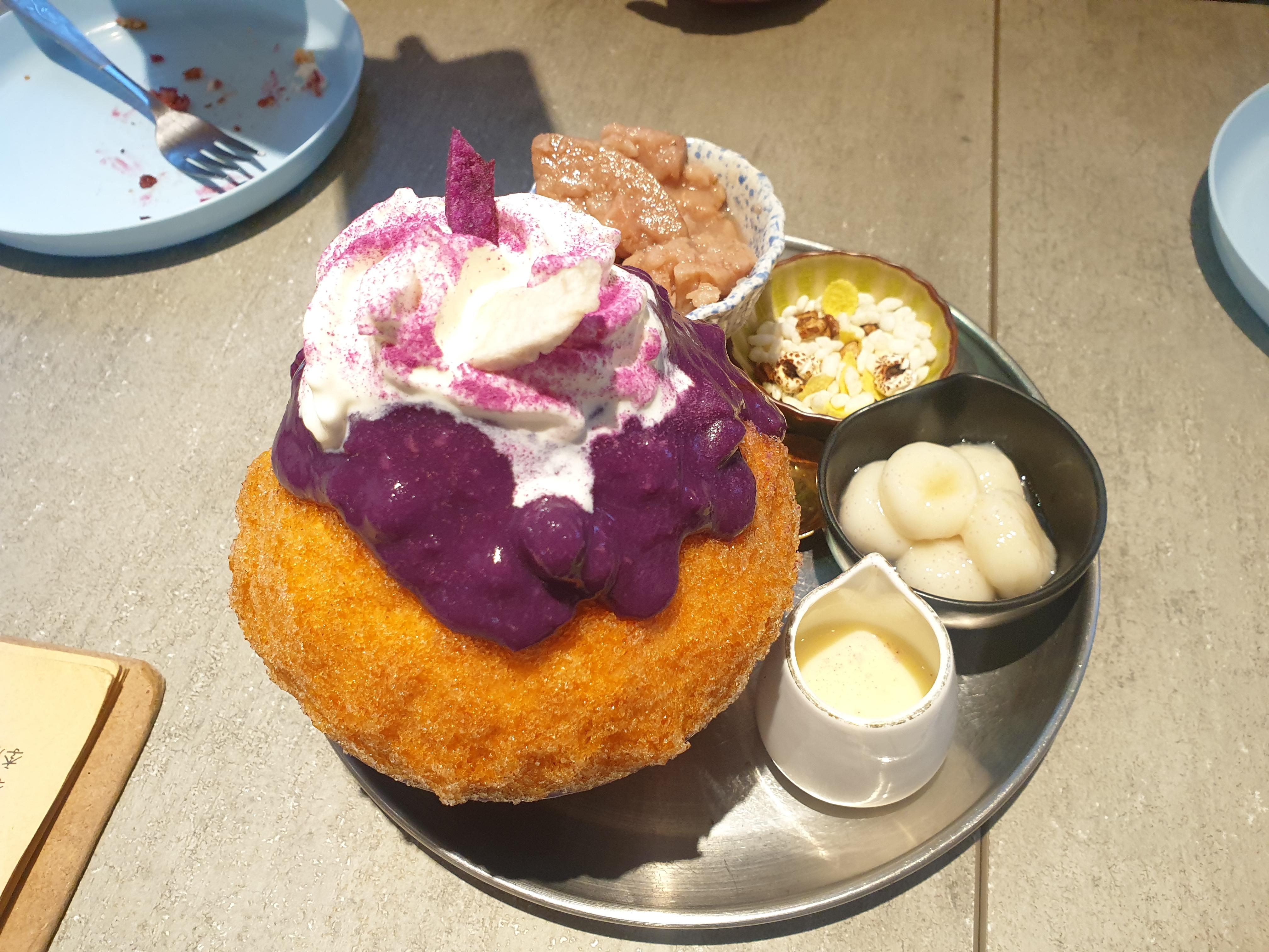 這道紫薯芋你以泰國手標紅茶的冰為基底，搭配手工白玉、布蕾乳酪、糖蜜芋頭、紫地瓜芋泥等等..