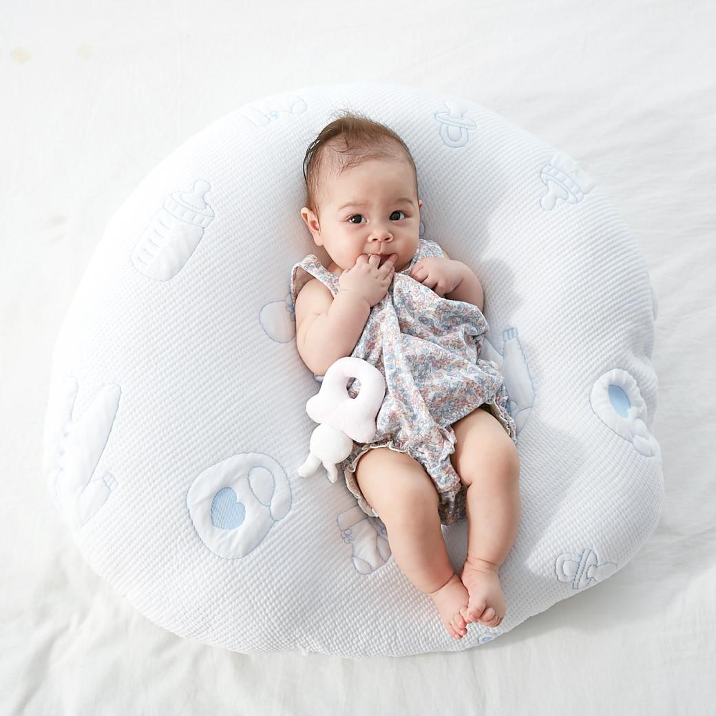 Hugsie可以搭配專用的寶寶枕套,變成安撫枕，很方便（圖片取自hugsie官網)