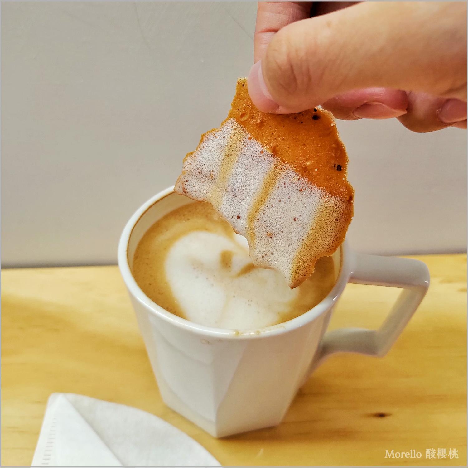 大豆燕麥 植物奶 咖啡拿鐵 所附上的燕麥餅乾可以沾 植物奶 咖啡拿鐵 吃。