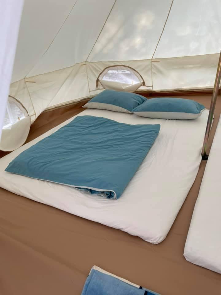 這是裡面的床鋪 一個帳篷裡面可以睡四個人